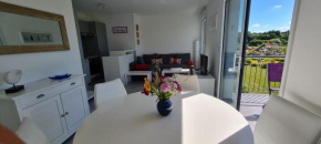 Appartement devant la plage avec piscine